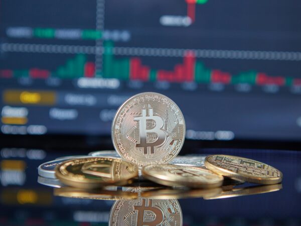 Criptomoedas: bitcoin cai mais de 5% e perde marca de US$ 80 mil com fuga do risco