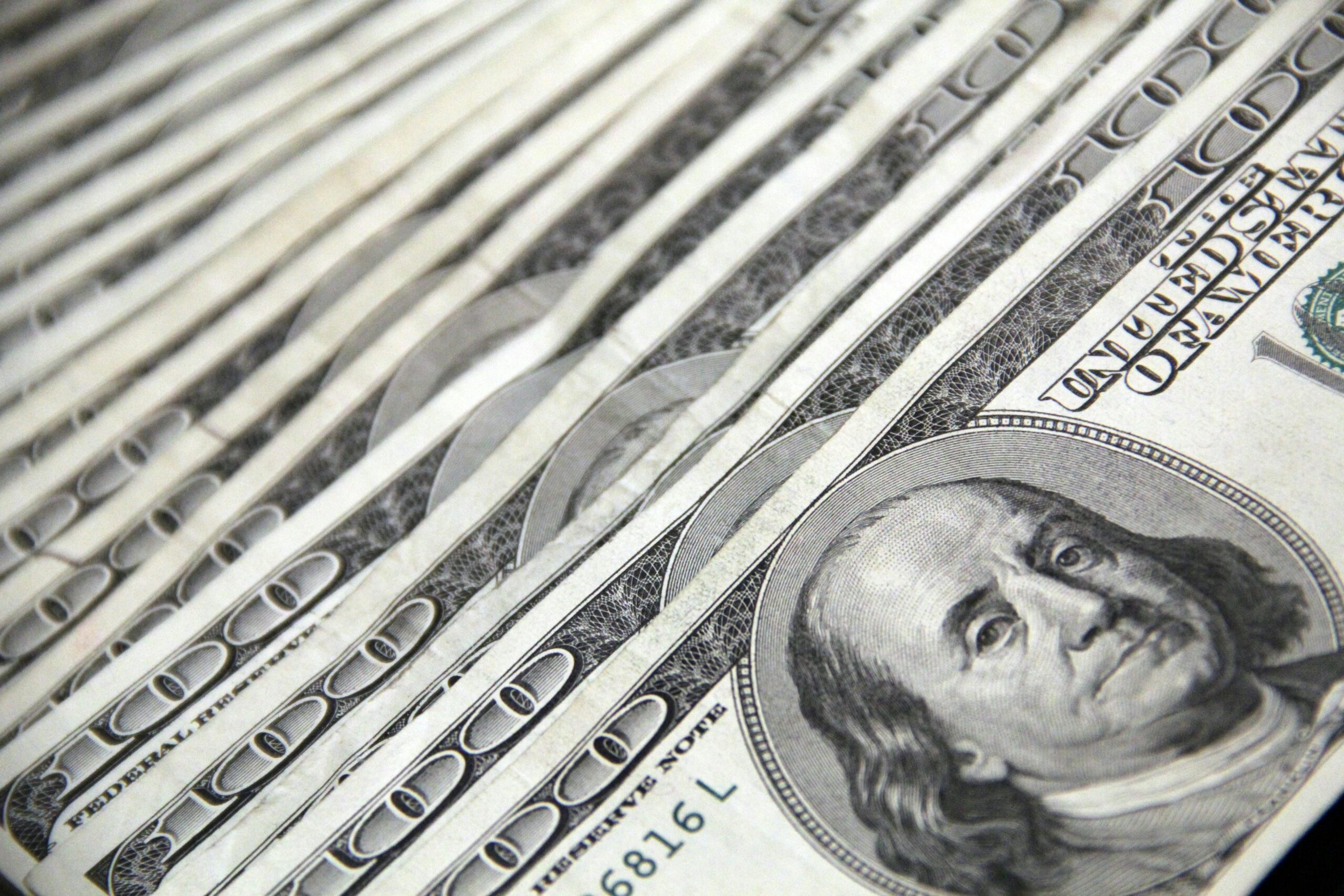 Dólar cai para R$ 5,81 em dia de trégua com moedas emergentes