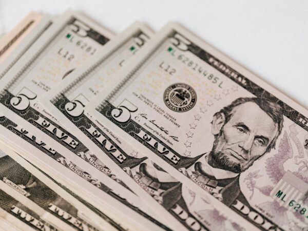 Dólar sobe para R$ 5,89 após EUA confirmarem tarifa de 145% à China