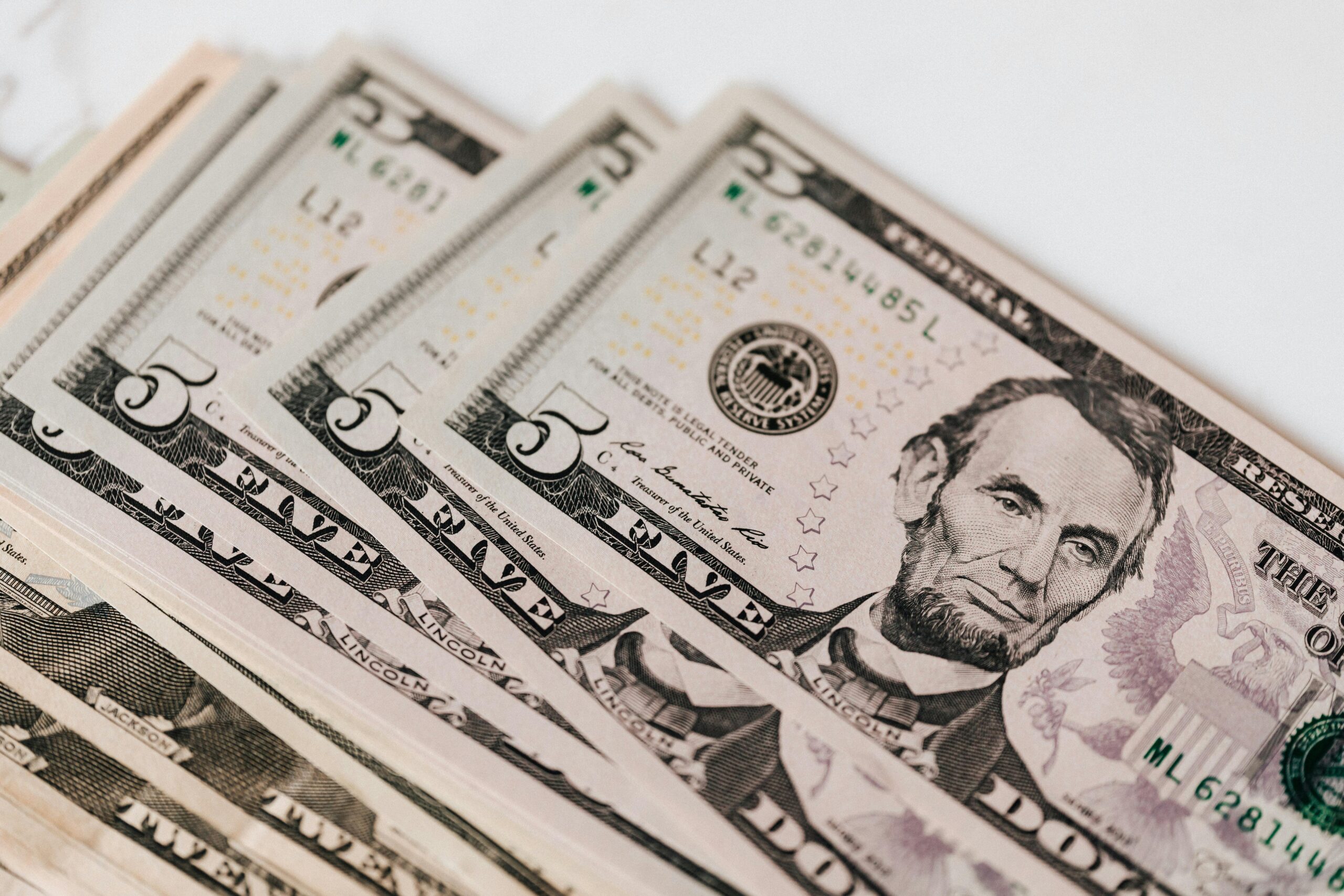 Dólar cai para R$ 5,70 com dados fracos dos EUA e ata do Copom