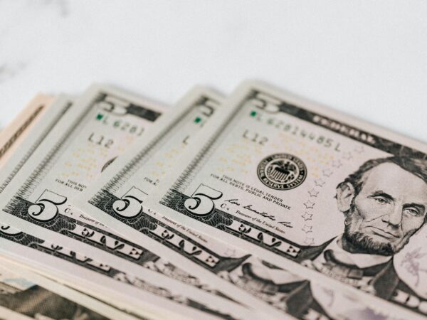 Dólar tem 6º pregão seguido de queda e fecha a R$ 5,67, com exterior e isenção do IR no radar