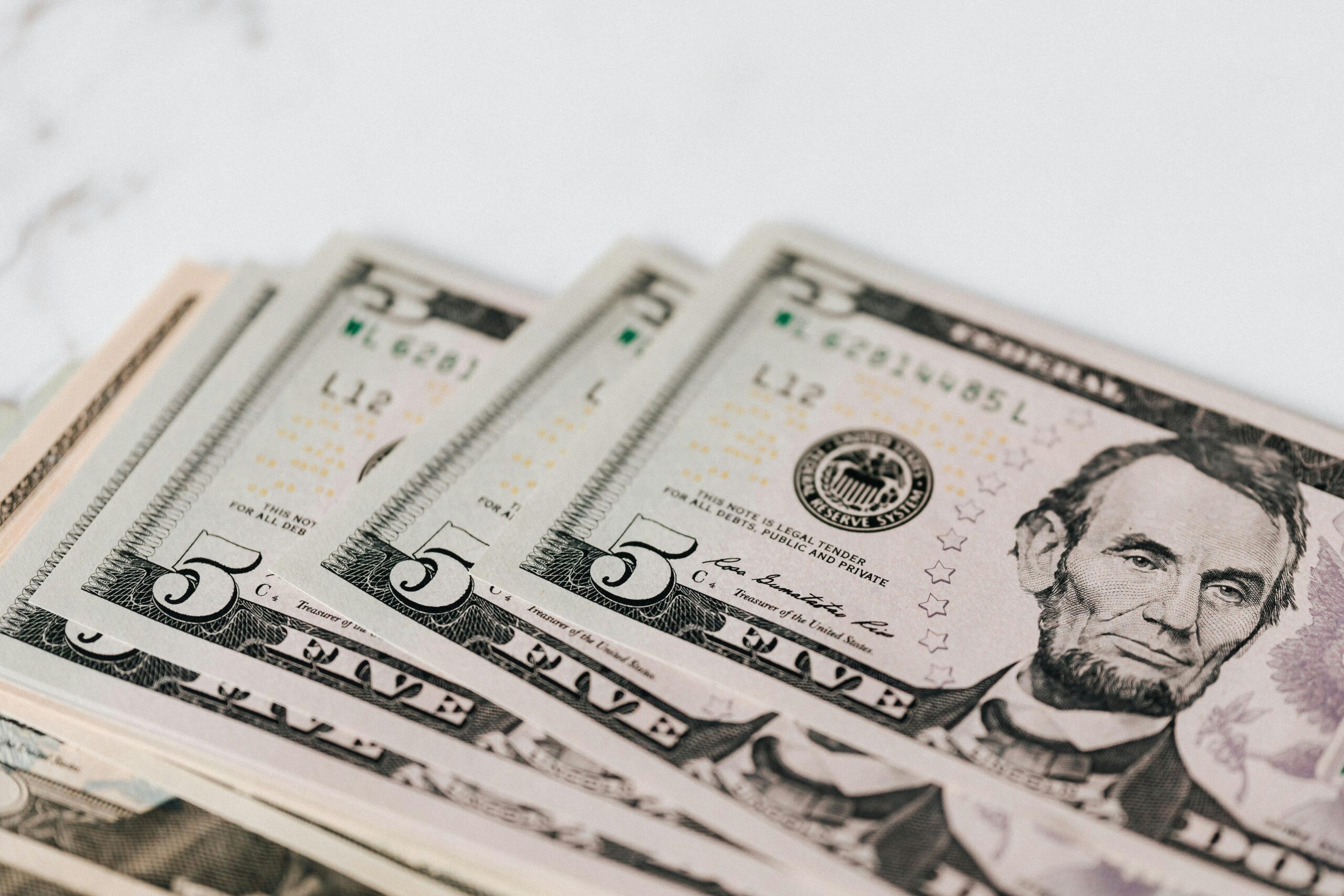 Dólar tem 6º pregão seguido de queda e fecha a R$ 5,67, com exterior e isenção do IR no radar