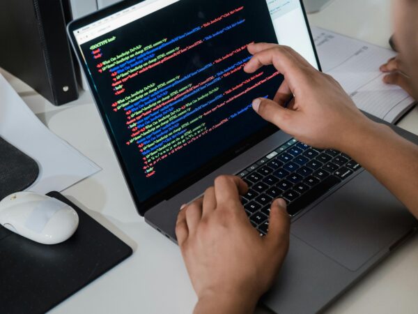 Além do digital, a resiliência impulsiona as finanças com IA integrada