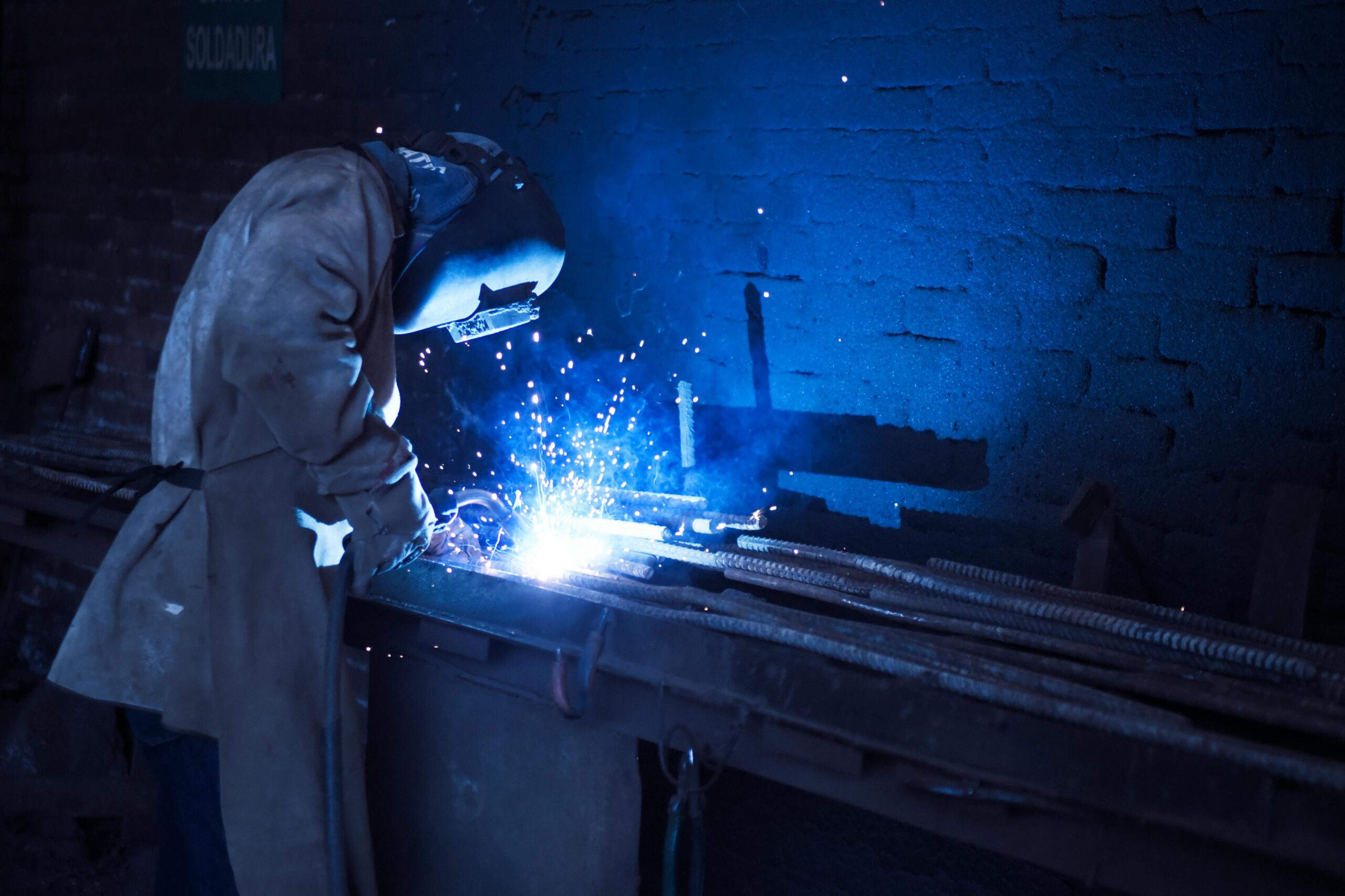 Produção industrial cai pelo 4º mês consecutivo, mas alta do emprego surpreende, diz CNI