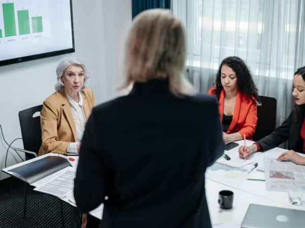 Mulheres ainda enfrentam salários baixos e sub-representação em cargos de liderança