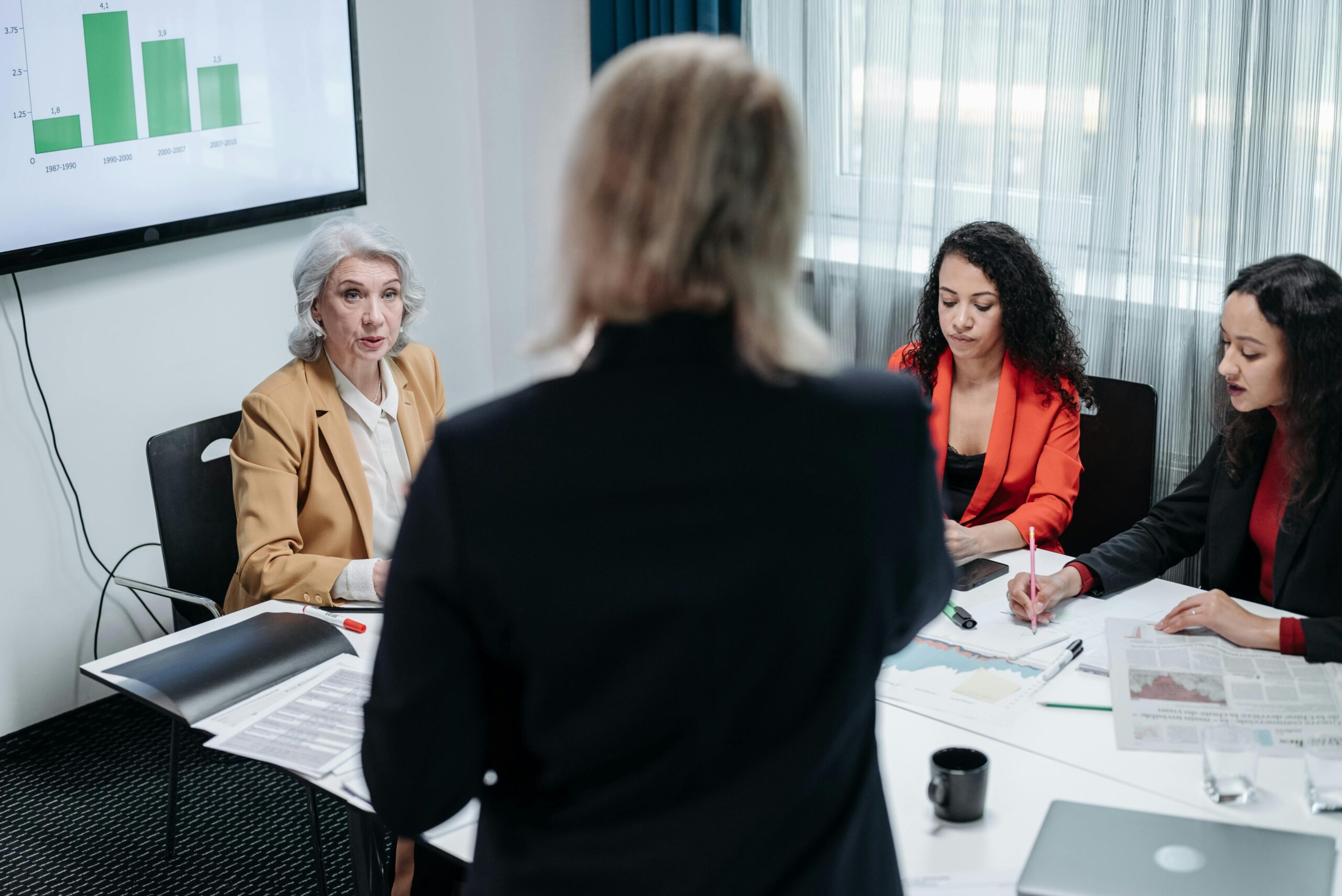 Mulheres ainda enfrentam salários baixos e sub-representação em cargos de liderança