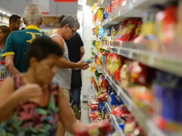 Intenção de Consumo das Famílias cai 0,4% em abril, terceiro recuo consecutivo, mostra CNC