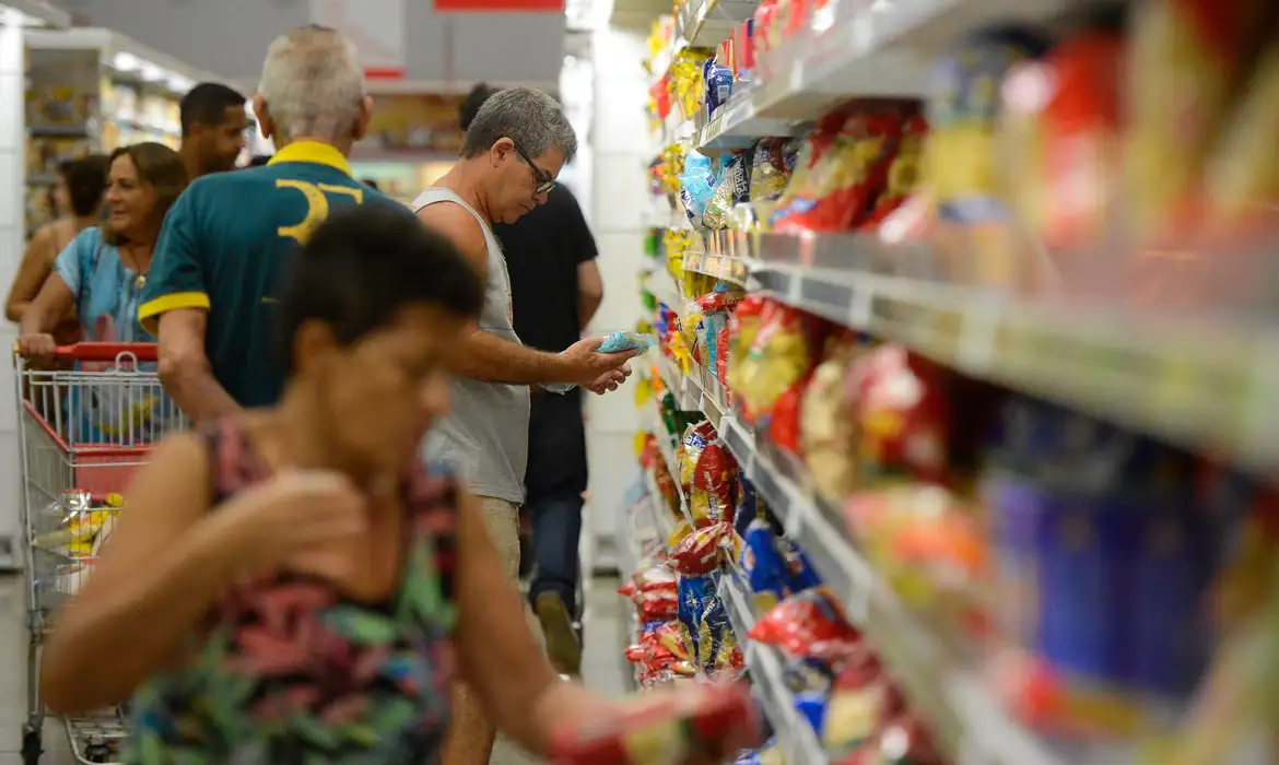Intenção de Consumo das Famílias cai 0,4% em abril, terceiro recuo consecutivo, mostra CNC