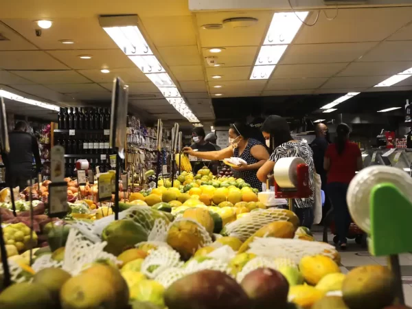 Estimativas do mercado para inflação e PIB permanecem estáveis