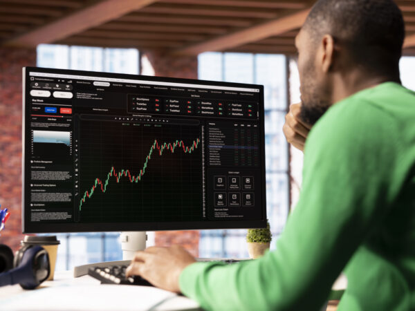 Taxas de juros cedem acompanhando curva dos Treasuries, mas alta do dólar impõe limite