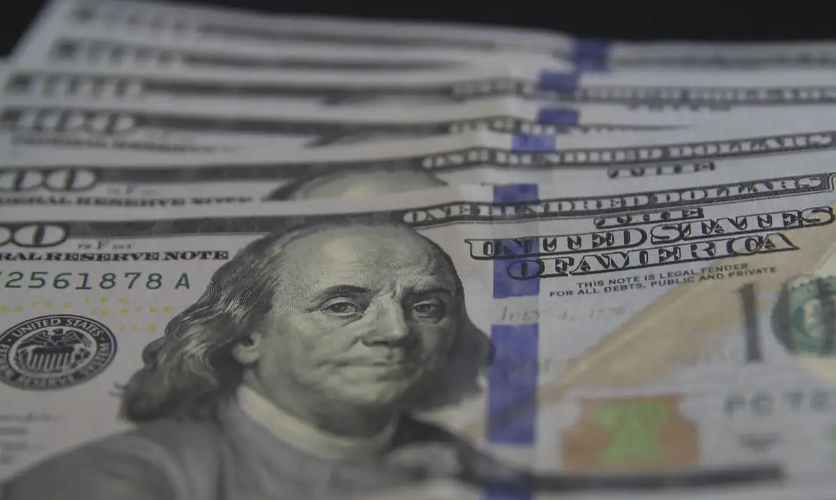 Dólar chega perto dos R$ 5,90 com tensões comerciais