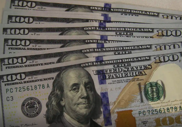 Dólar fecha abaixo de R$ 5,70 em dia de tarifas de Trump