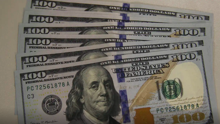 Dólar fecha abaixo de R$ 5,70 em dia de tarifas de Trump