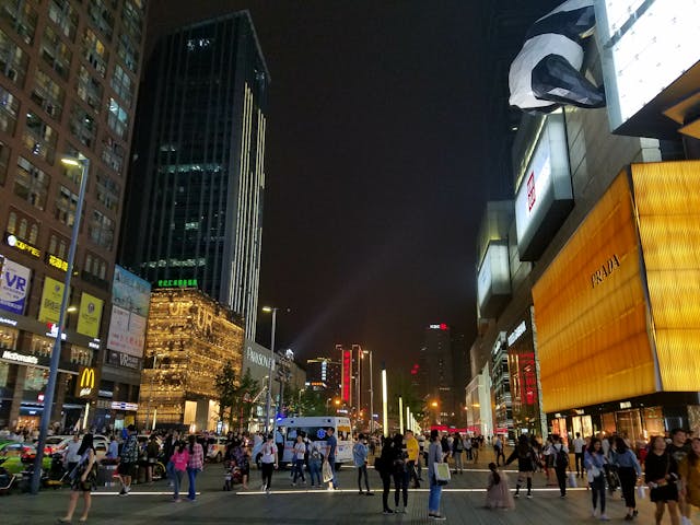 China anuncia plano para impulsionar consumo doméstico de serviços em 2025