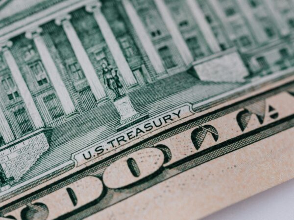 Dólar desaba após tarifas de Trump e atinge menor valor em seis meses