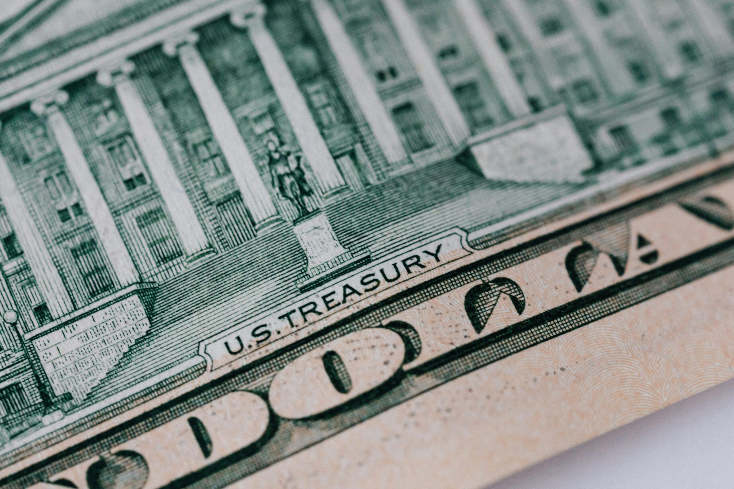 Dólar desaba após tarifas de Trump e atinge menor valor em seis meses