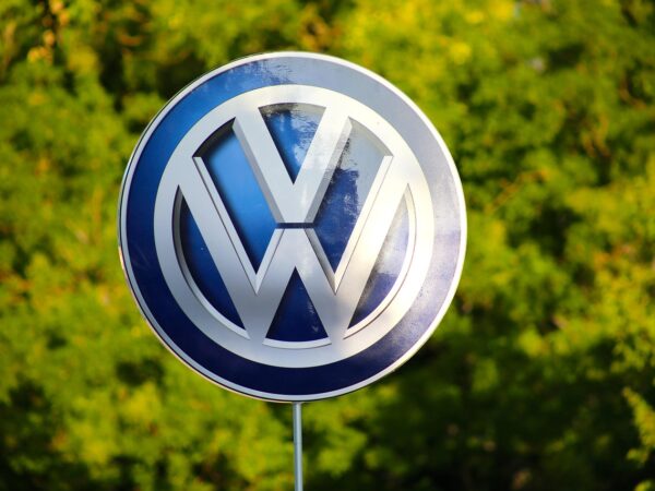 Volkswagen lucra menos que o esperado e alerta que tarifas podem pesar no guidance