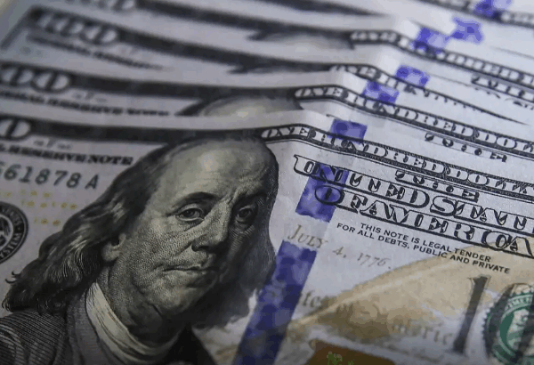 Dólar aproxima-se de R$ 5,70 com incertezas sobre IOF