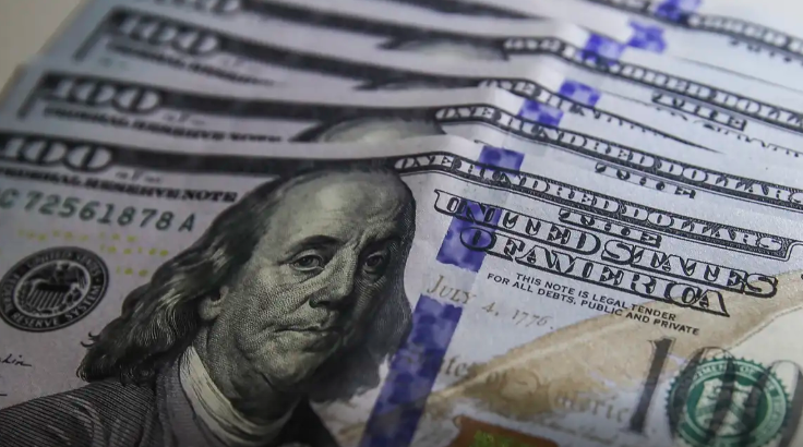 Dólar aproxima-se de R$ 5,70 com incertezas sobre IOF