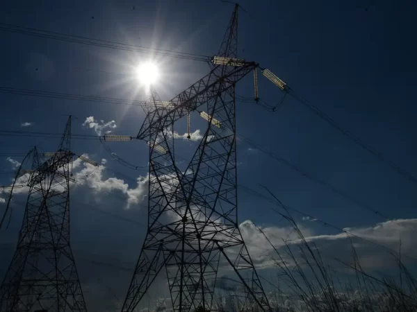 Lula assina medida provisória da reforma do setor elétrico