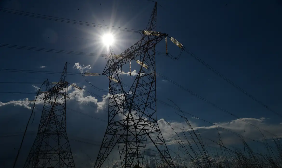 Lula assina medida provisória da reforma do setor elétrico