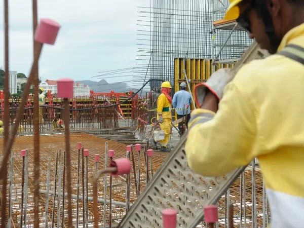 Confiança do setor de construção cai com piora das condições financeiras, mostra CNI