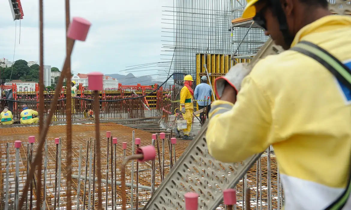 Confiança do setor de construção cai com piora das condições financeiras, mostra CNI