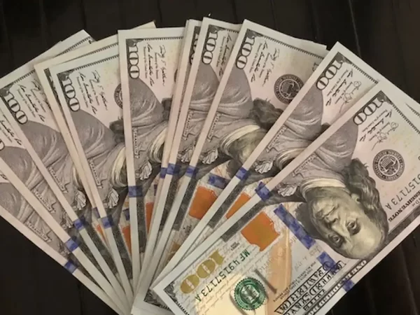 Dólar sobe para R$ 5,66 com medidas sobre IOF