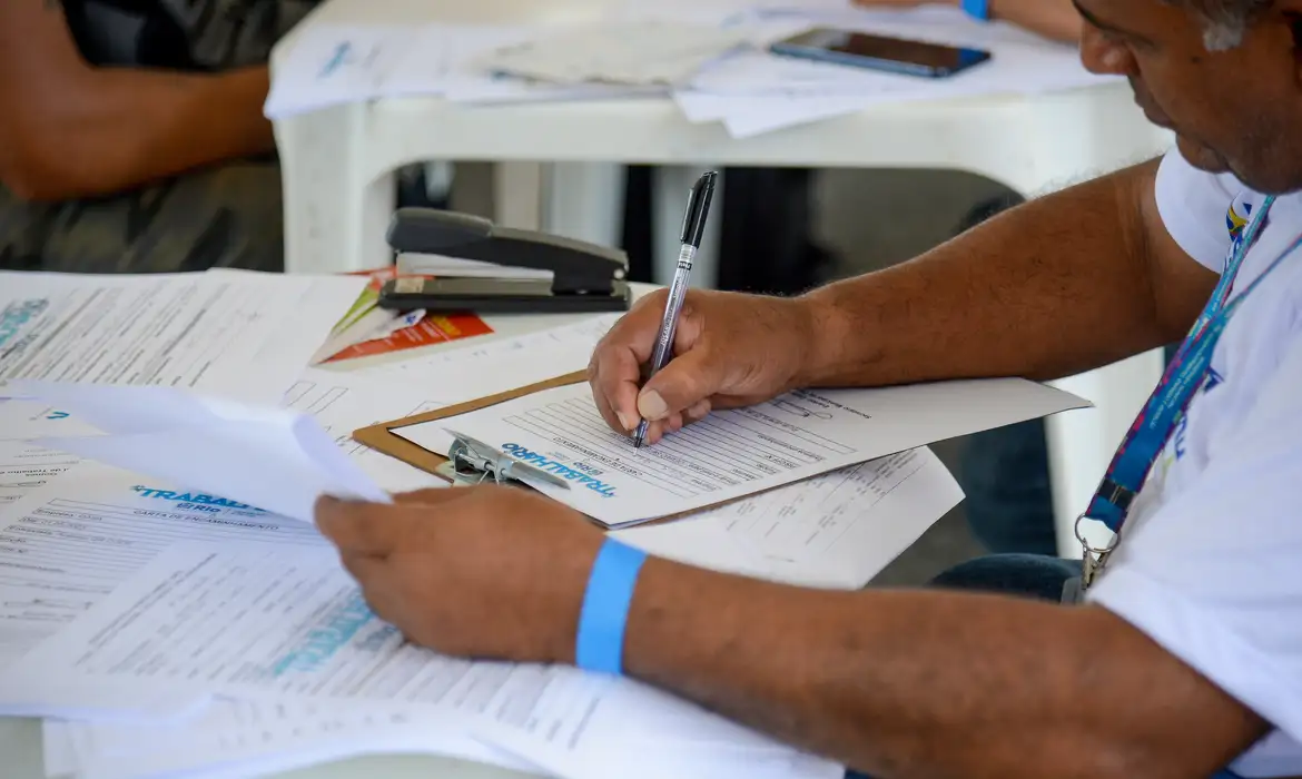 PMI de Serviços cai a 48,9 pontos em abril, diz S&P; PMI composto recua a 49,4 pontos