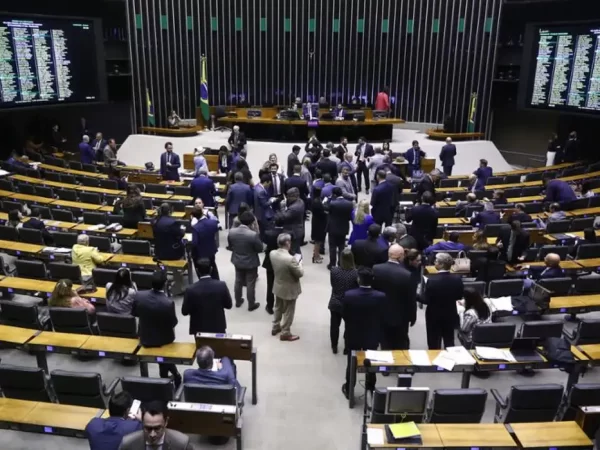 Projeto que aumenta número de deputados para 531 tem urgência aprovada