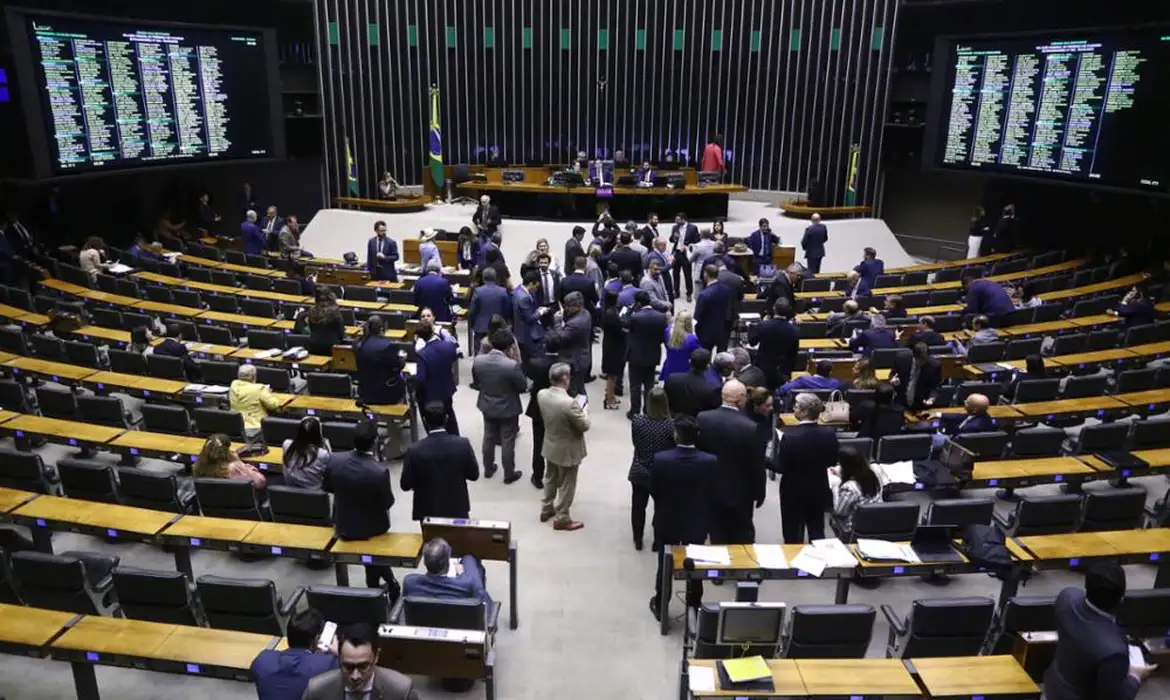 Projeto que aumenta número de deputados para 531 tem urgência aprovada