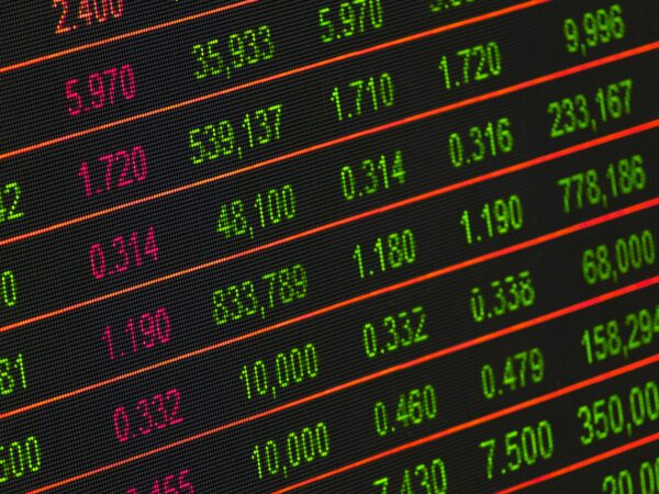 Ibovespa estabelece recorde intradia, mas limita alta, abaixo dos 137 mil