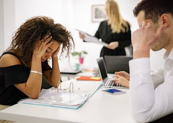 Saúde mental no trabalho: especialista alerta para sinais de esgotamento e propõe ações práticas para empresas