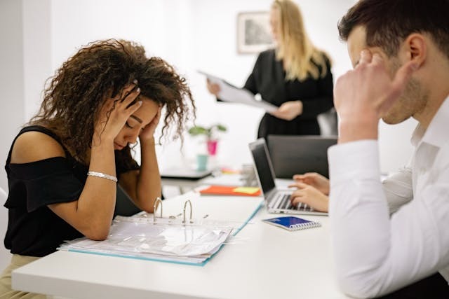 Saúde mental no trabalho: especialista alerta para sinais de esgotamento e propõe ações práticas para empresas
