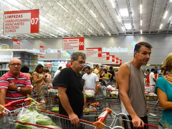 Intenção de consumo das famílias registra alta de 0,5% em junho