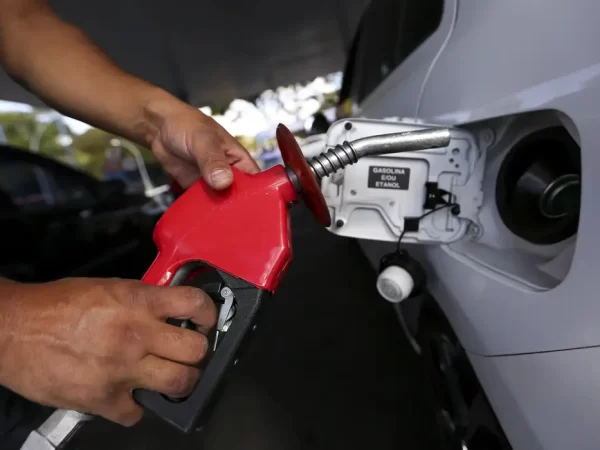 Redução no preço da gasolina definida pela Petrobras não chega aos postos em junho