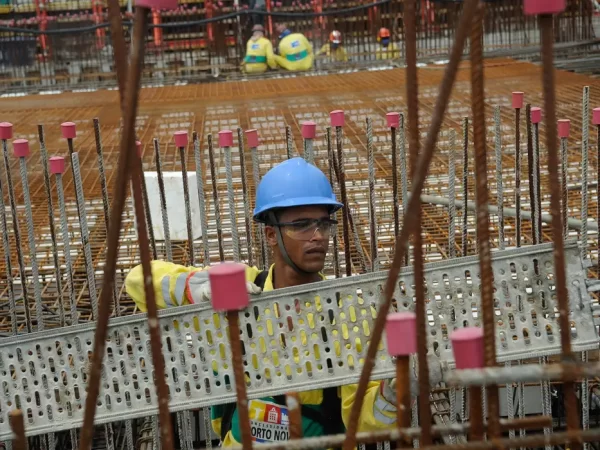 Atividade recua, confiança piora e expectativas da construção ficam mais pessimistas, diz CNI