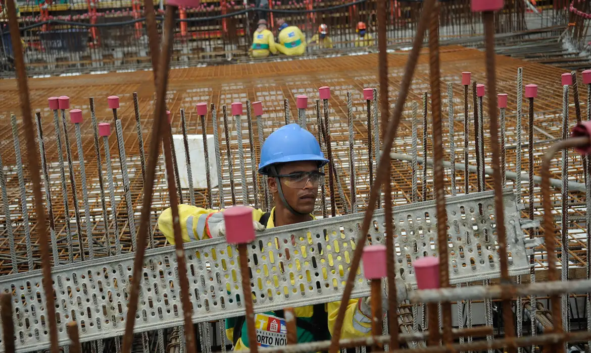 Atividade recua, confiança piora e expectativas da construção ficam mais pessimistas, diz CNI