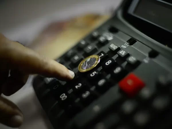 Ata do Copom mostra que, sem ajuste fiscal, juros ficam altos até as eleições