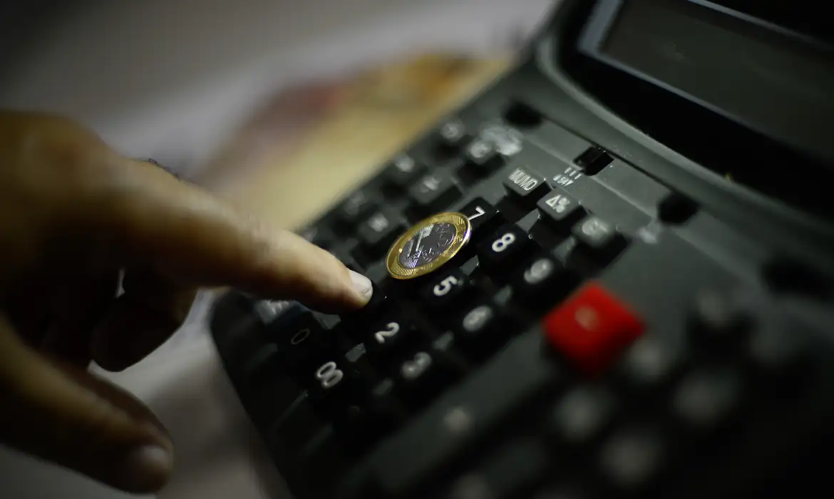 Ata do Copom mostra que, sem ajuste fiscal, juros ficam altos até as eleições