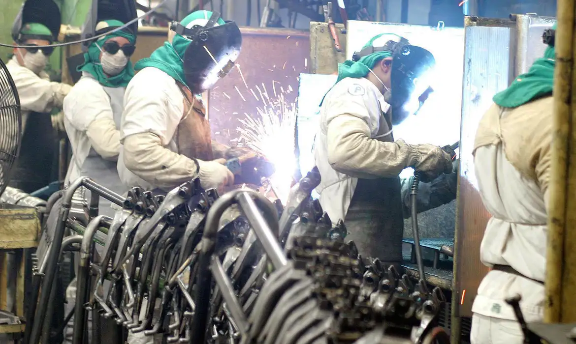 Indústria criou mais de 910 mil empregos em quatro anos, aponta IBGE