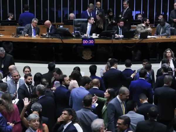 Câmara aprova urgência para suspender decreto do IOF