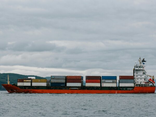 Exportações do Japão caem pela primeira vez em oito meses por impacto das tarifas