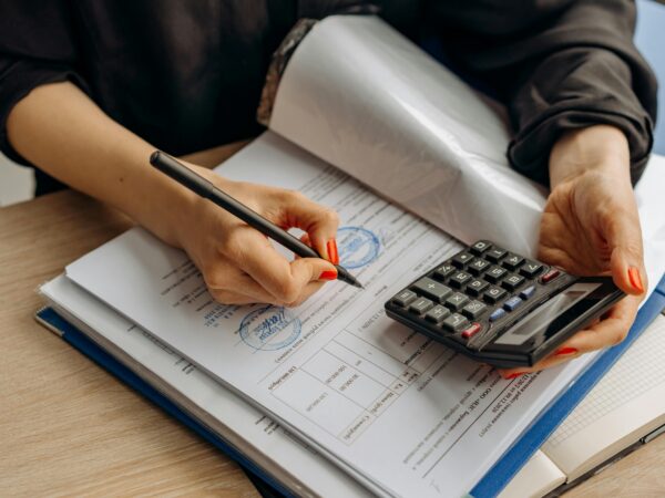 Déficit fiscal de países da OCDE cai a 4,6% do PIB em 2023, mostra relatório bienal
