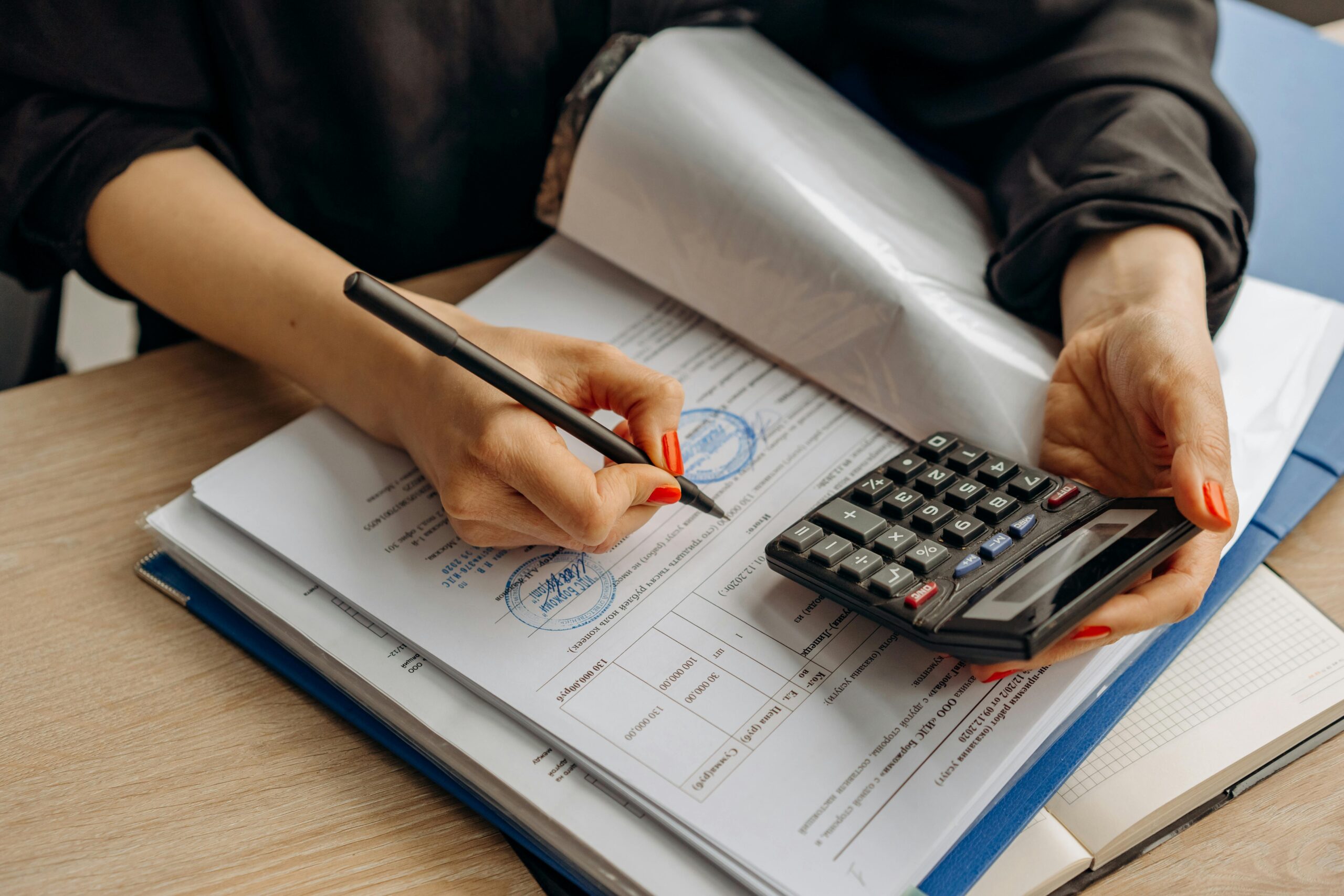 Déficit fiscal de países da OCDE cai a 4,6% do PIB em 2023, mostra relatório bienal