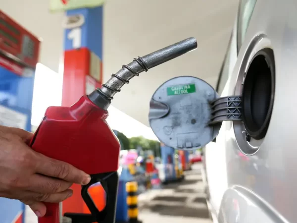 Combustível: governo prevê queda de preço se petróleo mantiver cotação