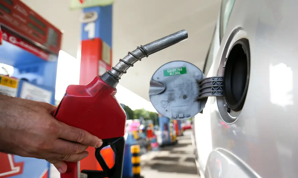 Combustível: governo prevê queda de preço se petróleo mantiver cotação