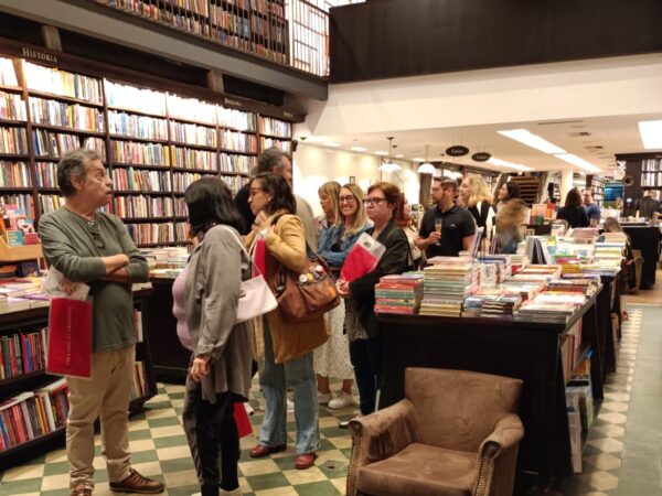 Diana Damasceno lança novo livro com noite de autógrafos prestigiada na Travessa
