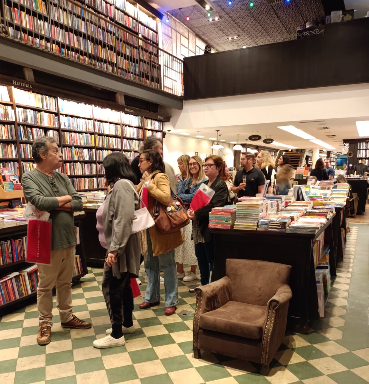 Diana Damasceno lança novo livro com noite de autógrafos prestigiada na Travessa