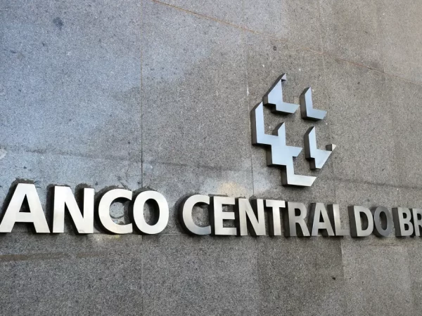Mercado financeiro reduz previsão da inflação para 5,2%